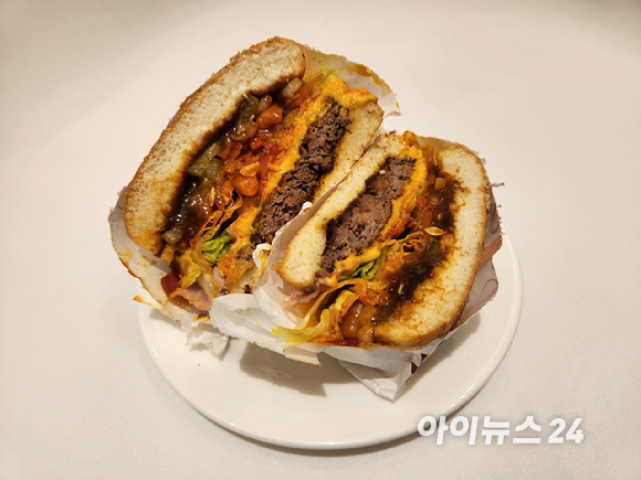 '에드워드 리 셰프 컬렉션 Ⅱ' 시식회 현장에 진열된 신제품 버거 2종과 치킨. [사진=구서윤 기자]