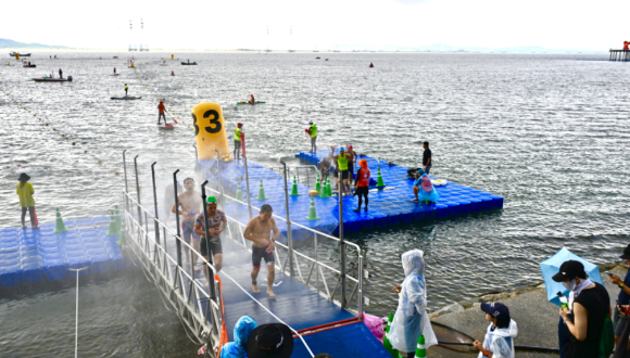 30일 시흥시 시화호 거북섬 일원에서 개막한 제17회 전국해양스포츠제전에서 철인 3종 경기가 펼쳐지고 있다. [사진=시흥시]
