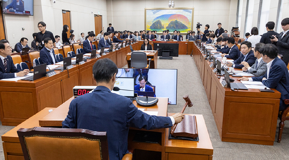 국회 정무위원회 위원장인 더불어민주당 유동수 의원이 26일 국회에서 정무위 전체 회의를 개회하고 있다. 2026.8.26 [사진=연합뉴스]