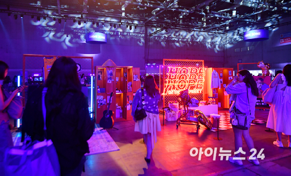방탄소년단(BTS)과 아미(ARMY, 팬덤명)의 특별한 축제 'BTS FESTA'가 13일 경기도 고양시 킨텍스에서 진행되고 있다. [사진=문수지 기자]