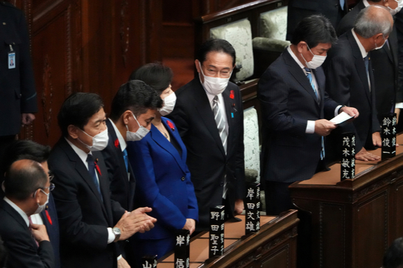 기시다 후미오 일본 총리(가운데)와 의원들이 14일 도쿄 임시 각의에서 중의원을 해산한 후 얘기를 나누고 있다. [사진=AP·뉴시스]