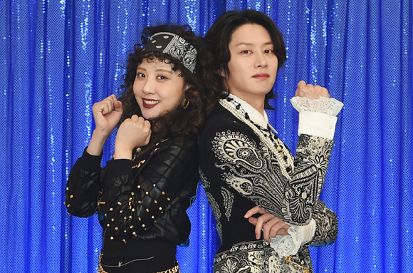 방송인 김민아와 김희철이 18일 온라인으로 진행된 KBS Joy '이십세기 힛트쏭' 100회 특집 기자간담회에 참석해 포즈를 취하고 있다. [사진=KBS joy]