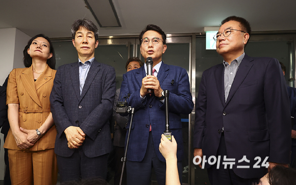 윤상현 국조특위 위원장이 2일 서울 송파구 올림픽공원 내 개표소 내부 현장조사를 마치고 브리핑을 하고 있다. [사진=국회사진기자단 ]