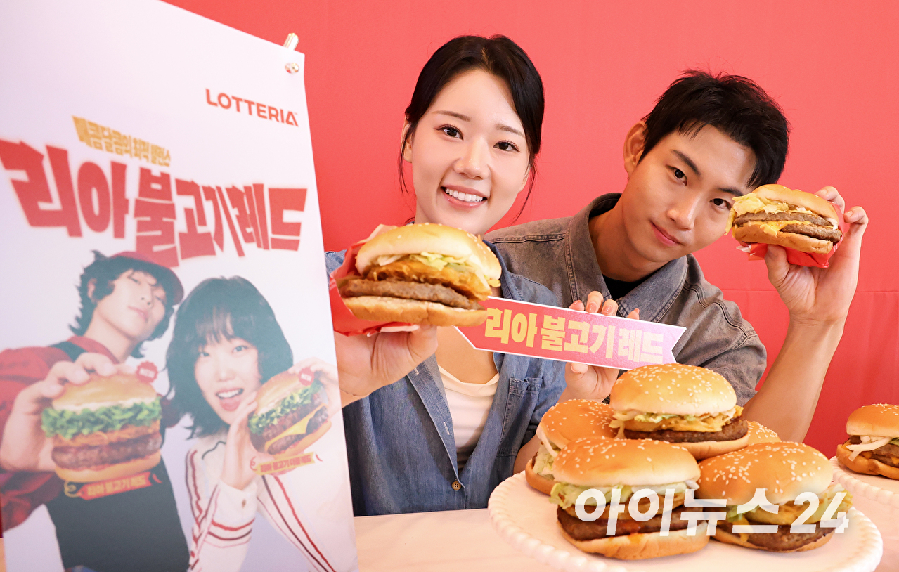 2일 서울 용산구 롯데리아 숙대입구역점에서 진행된 롯데리아 신메뉴 '리아 불고기 레드' 2종 출시 기념 행사에서 모델들이 신제품을 선보이고 있다. [사진=문수지 기자]