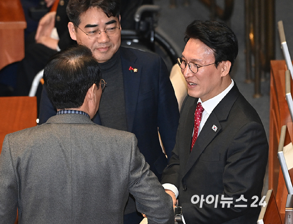 김민석 국무총리가 4일 국회 본회의에서 국민의힘 의원들과 대화를 하고 있다. [사진=곽영래 기자]