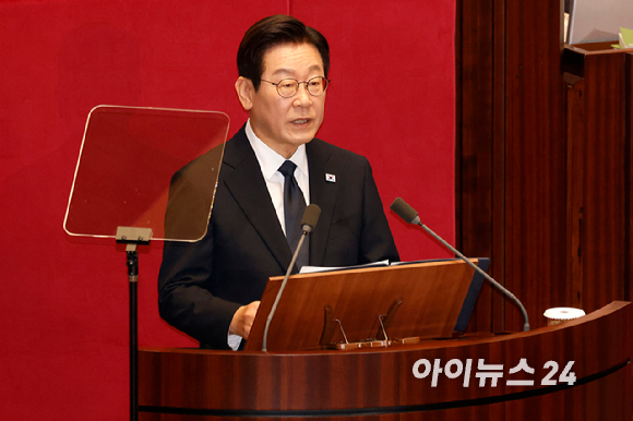 이재명 대통령이 4일 서울 여의도 국회 본회의에서 내년도 정부 예산안에 대한 시정연설을 하고 있다. [사진=국회사진기자단]