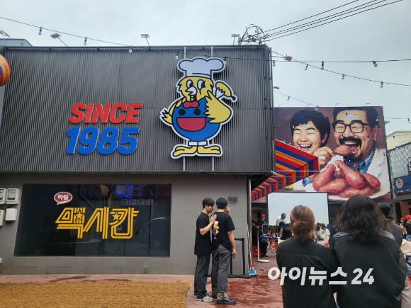 김홍국 하림그룹 회장이 15일 서울 성동구 성수동 '장하다 하림 맥시칸' 팝업스토어 현장을 찾아 브랜드를 소개하고 있다. [사진=정승필 기자]