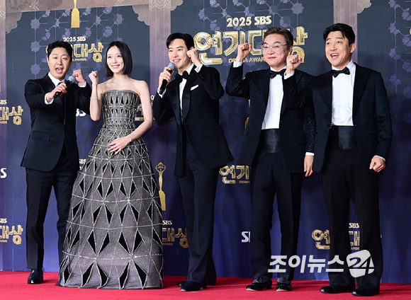 '모범택시3' 배우 배유람-표예진-이제훈-김의성-장혁진이 31일 오후 서울 마포구 상암동 SBS 프리즘타워에서 열린&nbsp;2025 SBS 연기대상&nbsp;레드카펫 행사에 참석하고 있다. [사진=정소희 기자]