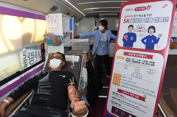 '생명나눔 온(溫)택트" 헌혈 캠페인에 참여 중인 SK이노베이션 울산CLX 구성원들이 헌혈을 하는 모습. [사진=SK이노베이션]