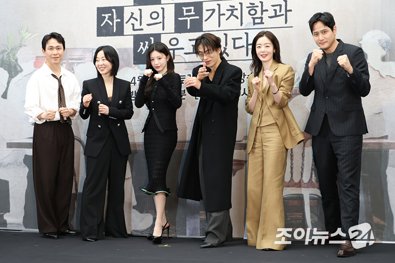 배우 오정세, 강말금, 고윤정, 차영훈 PD, 배우 구교환, 한선화, 박해준이 17일 오후 서울 마포구 상암동 스탠포드 호텔에서 열린 JTBC 새 토일드라마 '모두가 자신의 무가치함과 싸우고 있다' 제작발표회에 참석해 포즈를 취하고 있다. [사진=문수지 기자]