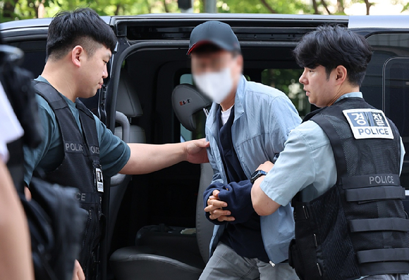 LG전자 마곡 업무단지인 사이언스파크에서 칼을 휘둘러 2명에게 중상을 입힌 혐의로 긴급 체포된 LG전자 협력업체 직원인 A씨가 29일 서울 양천구 서울남부지방법원에서 열리는 구속 전 피의자 심문(영장실질심사)에 출석하고 있다. 2026.5.29 [사진=연합뉴스]