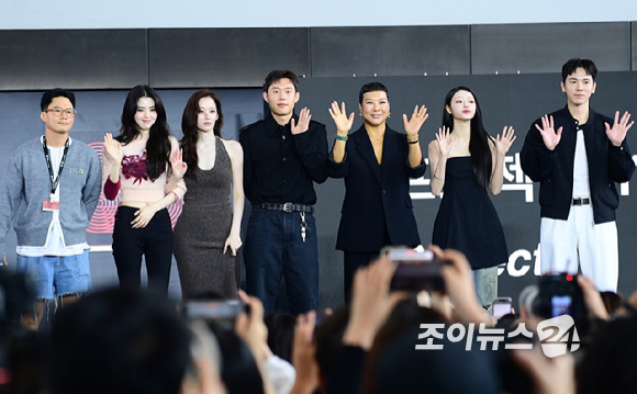 배우 한소희와 전종서가 18일 부산광역시 해운대구 우동 영화의 전당에서 열린 제30회 부산국제영화제(BIFF) 오픈 토크 '프로젝트 Y' 행사에 참석하고 있다. [사진=정소희 기자]