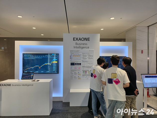14일 서울 강서구 LG사이언스파크에서 열린 'LG AI 토크콘서트 2026'에서 관계자들이 기자들의 질문에 답하고 있다. [사진=황세웅 기자]