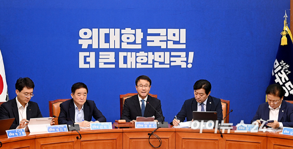 한병도 더불어민주당 당대표 직무대행 겸 원내대표가 24일 서울 여의도 국회에서 열린 최고위원회의에서 발언하고 있다. [사진=곽영래 기자]