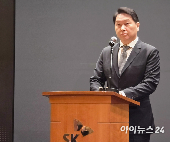 최태원 SK그룹 회장이 7일 오전 서울 중구 SK T타워에서 열린 SKT 해킹 관련 일일브리핑에서 대국민 사과를 진행하고 있다. [사진=안세준 기자]