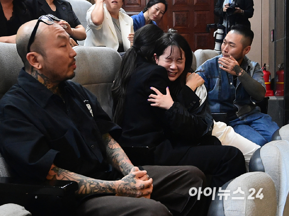 25일 서울 여의도 국회에서 열린 제 429회 국회(정기회) 제9차 본회의에서 문신사법안(대안)이 통과되자 문신 합법화에 찬성하는 방청객들이 환호하고 있다. [사진=정소희 기자]