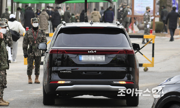 방탄소년단(BTS) 맏형 진(김석진)이 13일 오후 경기도 연천 소재 신병교육대로 입대하는 가운데 진과 방탄소년단 멤버들을 태운 차가 신병교육대로 들어서고 있다. [사진=정소희 기자]