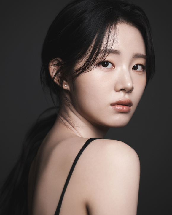배우 신시아가 '언젠가는 슬기로울 전공의 생활' 촬영에 앞서 사진촬영을 하고 있다. 사진은 신시아 프로필. [사진=앤드마크]