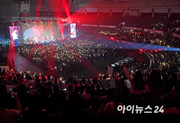 21일 서울 송파구 서울특별시교육청 학생체육관에서 '2026 JOY콘서트 - 보이스 오브 스프링(Voice of spring)'이 열렸다. 밴드 엔플라잉, 소란, 에이엠피가 멋진 무대를 선보이고 있다. [사진=정소희 기자]