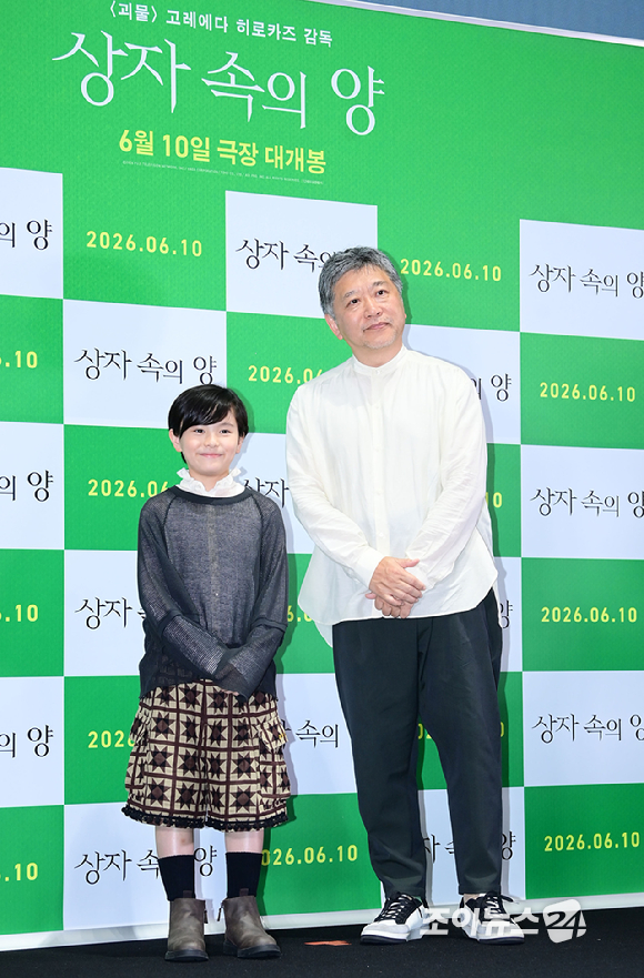 일본 영화감독 고레에다 히로카즈와 배우 쿠와키 리무가 4일 오후 서울 강남구 삼성동 메가박스 코엑스에서 열린 영화 '상자 속의 양'(감독 고레에다 히로카즈) 내한 기자간담회에 참석하고 있다. [사진=정소희 기자]
