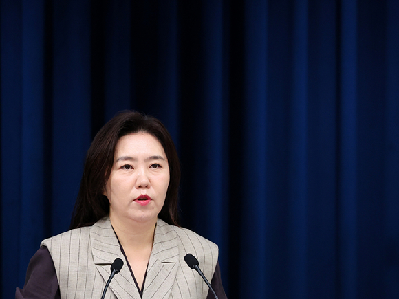 강유정 대통령실 대변인이 15일 용산 대통령실에서 이날 오후 열리는 핵심규제 합리화 전략회의에 대해 브리핑하고 있다. [사진=연합뉴스]