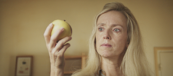 오는 21일 개봉하는 영화 믿거나 말거나, 진짜야 속 주인공 레아 드루케(마리 역&middot;왼쪽)와 알랭 샤바(알랭 역)가 같은 곳을 바라보고 있다. [사진=엠엔엠인터내셔널]