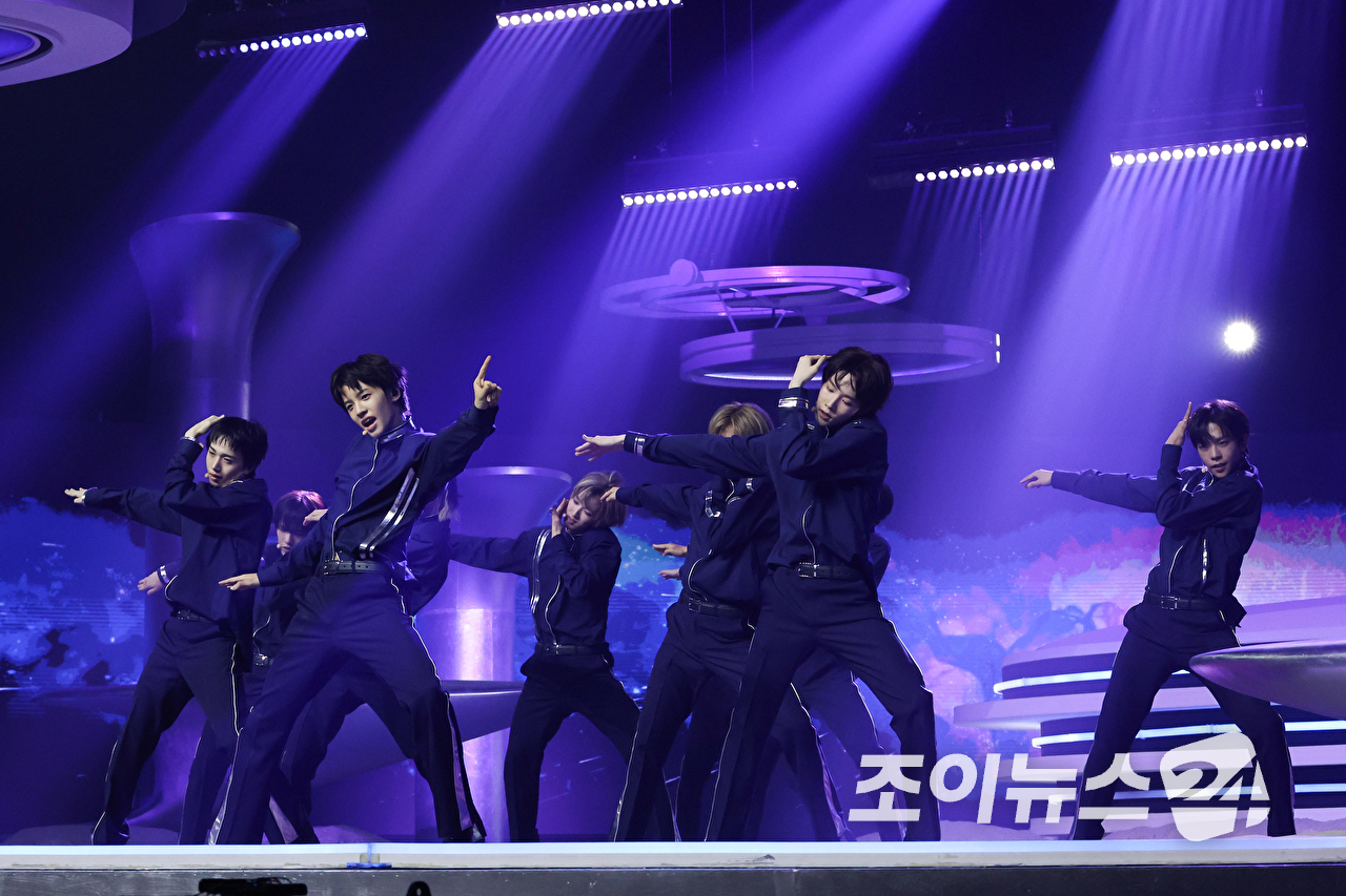 그룹 A2O 소울이 12일 오후 경기도 고양시 일산 킨텍스에서 진행된 A2O 소울(A2O SOUL)&middot;A2O 라이트(A2O LITE)의 데뷔쇼 '웰컴 투 소울라이트 프롬 A2O 소울 A2O 라이트(WELCOME TO SOULITE From A2O SOUL A2O LITE)' 행사에 참석해 열띤 무대를 펼치고 있다. [사진=문수지 기자]