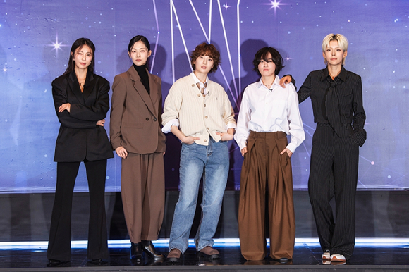 '골 때리는 그녀들' 출연진이 SBS '골 때리는 그녀들' 온라인 제작발표회에서 포즈를 취하고 있다. [사진=SBS]