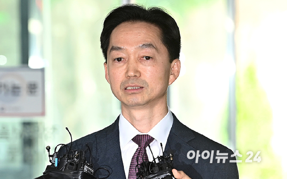 김지용 중대범죄수사청장 후보자가 8일 오후 서울 종로구 정부서울청사 창성동 별관에 마련된 인사청문회 준비단 사무실로 첫 출근하고 있다. [사진=곽영래 기자]
