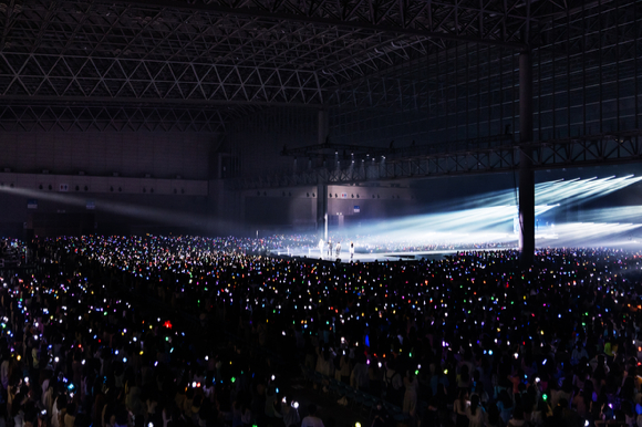 출연진들이 지난 14일 일본 도쿄 마쿠하리메세(치바현 소재)에서 열린 'KCON 2022 Premier in Tokyo'(케이콘 2022 프리미어 인 도쿄)에 참석해 멋진 공연을 펼치고 있다. [사진=CJ ENM]