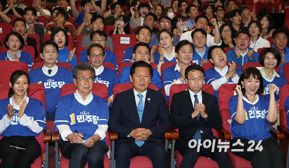더불어민주당 정청래 대표와 한병도 원내대표를 비롯한 선대위 지도부가 3일 서울 여의도 국회 의원회관에 마련된 제9회 전국동시지방선거 및 국회의원 재보궐 선거 개표종합상황실에서 출구조사 결과를 지켜보고 있다. [사진=정소희 기자]