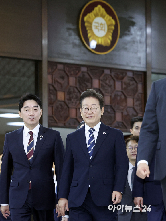 이재명 대통령이 26일 오전 정부의 2차 추가경정예산(추경)안 제출과 관련한 시정연설을 마친 뒤 본회의장을 나서고 있다. [사진=국회사진기자단]
