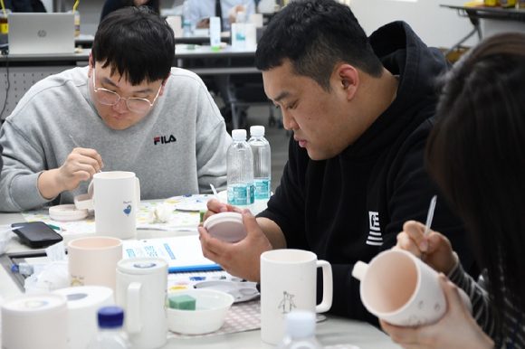 삼표그룹이 지난 13일 경주시 소재 삼표연수원에서 신규 입사자 교육 과정의 일환으로 체험형 &lsquo;핸즈온(Hands-on)&rsquo; 봉사활동을 실시하며 지역사회 기부를 위한 도자기 컵을 정성스럽게 제작하고 있다. [사진=삼표그룹]