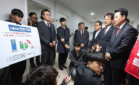 국민의힘 장동혁 대표가 6일 인천 계양구 계산동 천원주택 사업이 진행 중인 한 빌라를 방문, 현황을 보고받고 있다. 2026.4.6 [공동취재] [사진=연합뉴스]