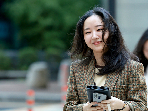 민희진, 뉴진스 사태 후 첫 법정行…하이브와 260억대 주식 소송 출석