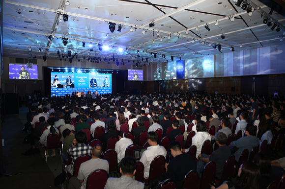 9일 오후 서울 여의도 63빌딩에서 열린 '파이어사이드 챗 위드 오픈AI(Fireside Chat with OpenAI)' 행사에는 개발자와 기업인, 일반인 등 1천여명이 참석했다. [사진=소프트뱅크벤처스]