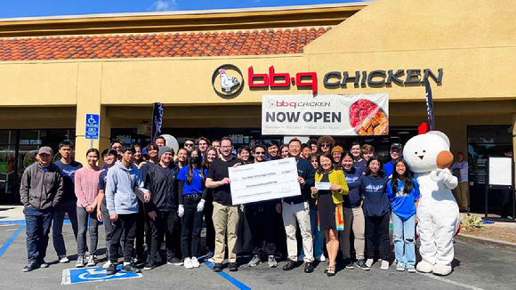 BBQ가 미국 캘리포니아주 파운틴밸리(Fountain Valley)에 매장을 오픈하고 지역 고등학교에 치킨을 기부했다. [사진=BBQ]