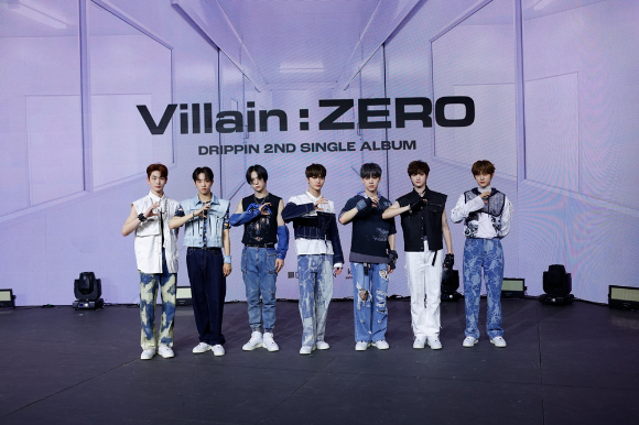 그룹 드리핀이 15일 서울 용산구 블루스퀘어 마스터카드홀에서 열린 두번째 싱글 '빌런 : 제로' 발매 기념 온라인 쇼케이스에서 포즈를 취하고 있다. [사진=울림엔터테인먼트]