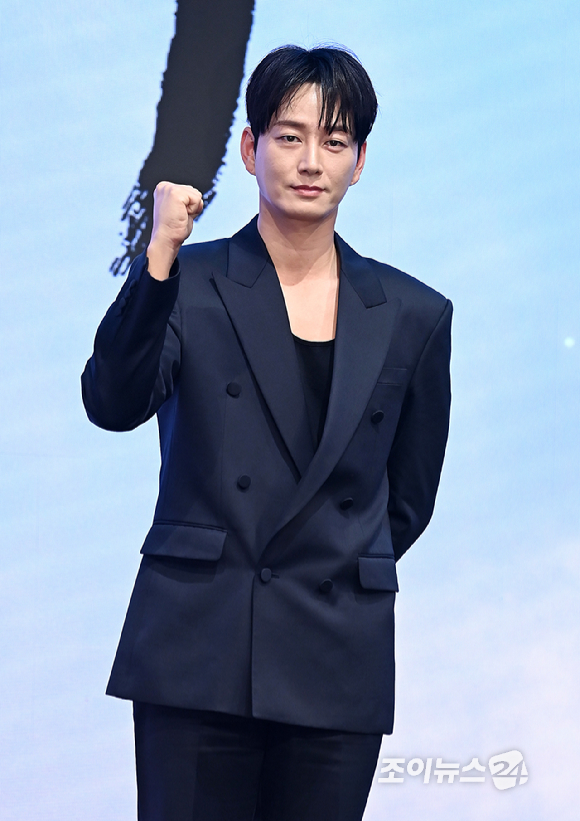배우 이현욱이 18일 오후 서울 구로구 디큐브시티 더 세인트에서 진행된 KBS 2TV 대하드라마 '문무' 제작보고회에서 포토타임을 갖고 있다. [사진=곽영래 기자]