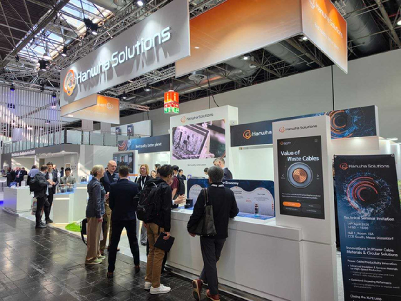 독일 뒤셀도르프에서 열리고 있는 &lsquo;WIRE 2026&rsquo;내 한화솔루션 부스 전경 [사진=한화솔루션]