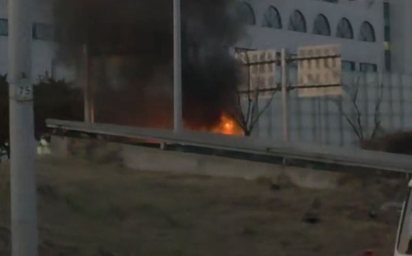 서울 올림픽대로를 달리던 승용차에서 불이 나 1명이 사망했다. 사진은 화재 현장. [사진=독자 제공, 연합뉴스]