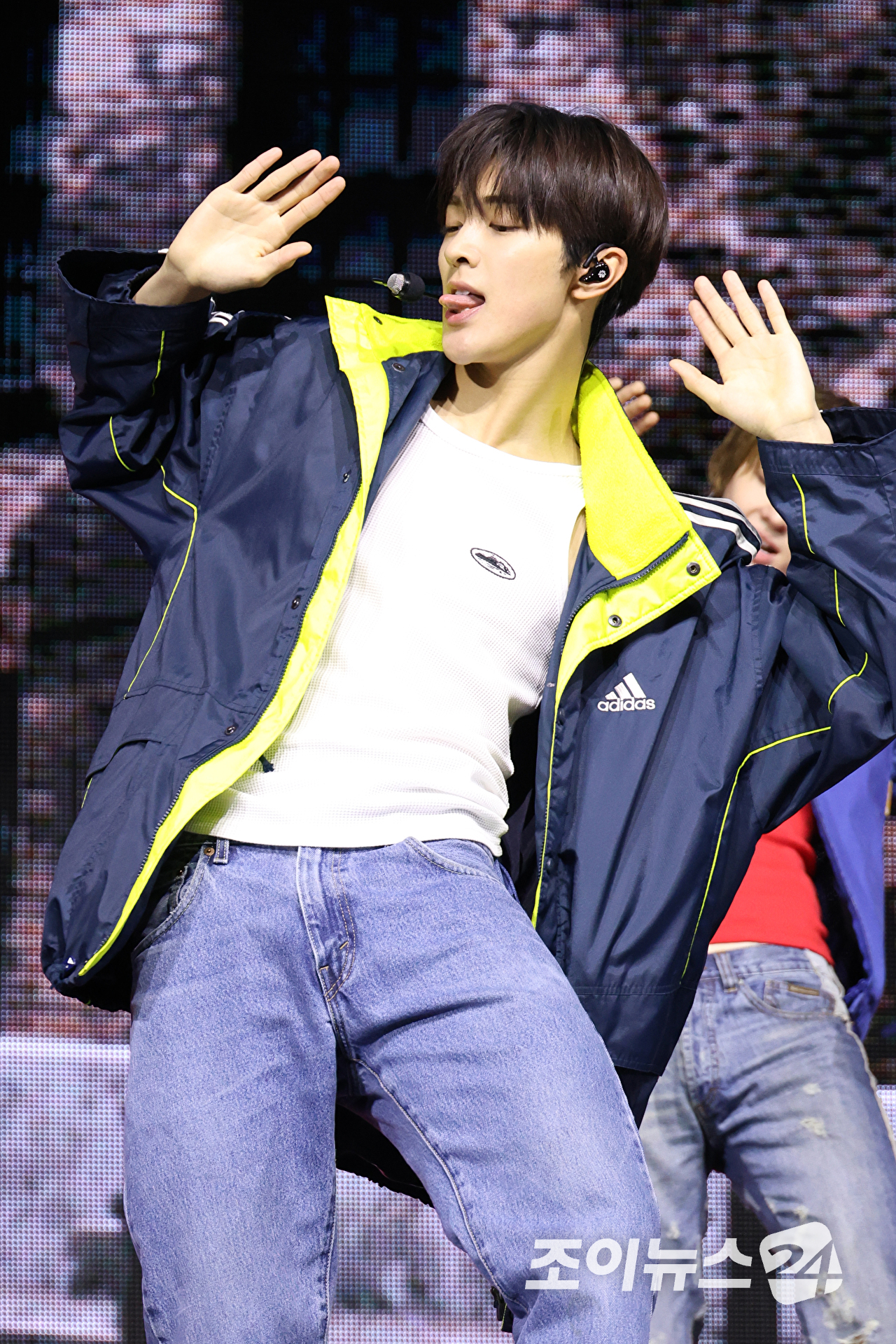 그룹 코르티스 건호가 20일 오후 서울 광진구 광장동 예스24라이브홀에서 열린 미니 2집 '그린그린(GREENGREEN)' 발매 기념 쇼케이스에 참석해 열띤 무대를 펼치고 있다. [사진=문수지 기자]