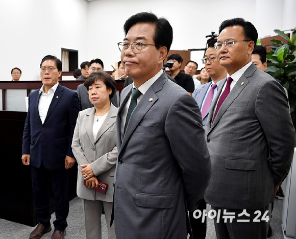 국민의힘 송언석 비상대책위원장 겸 원내대표 및 국민의힘 법사위원들이 지난 18일 오전 국회에서 무차별적 압수수색 영장남발 협조 관련 국회의장 항의방문을 하고 있다. [사진=곽영래 기자]