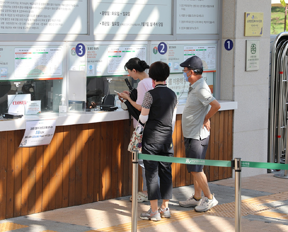 26일 국립세종수목원 누적 관람객 300만번째 주인공과 가족들이 국립세종수목원 입장권을 구매하고 있다. [사진=한국수목원정원관리원/산림청]