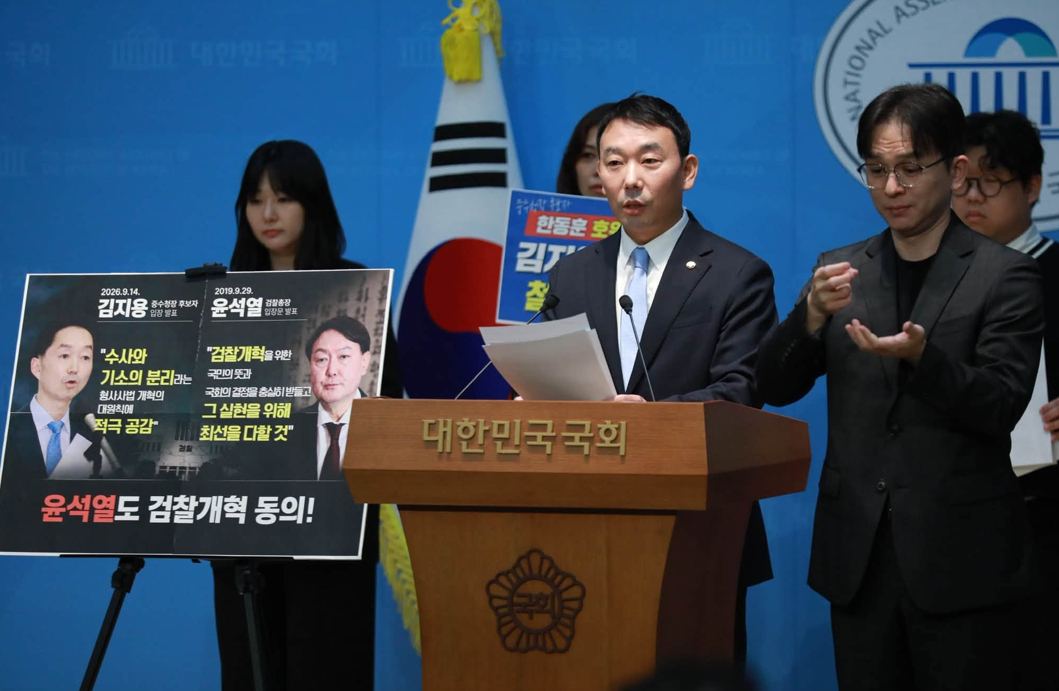 김지용 초대 중대범죄수사청장 후보자가 17일 서울 종로구에 마련된 사무실로 출근하면서 취재진 질문을 받고 있다. 2026.9.17 [사진=연합뉴스]