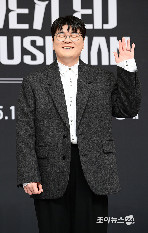 가수 신용재가 12일 오후 서울 양천구 목동 SBS사옥에서 열린 SBS 스튜디오 프리즘 신규 예능 '베일드 뮤지션' 한국편 제작발표회에 참석하고 있다. [사진=정소희 기자]