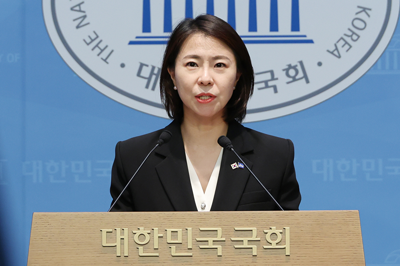 더불어민주당 김한나 서울시당 윤리심판위원이 2일 서울 여의도 국회 소통관에서 '종교단체 경선 동원' 의혹에 대한 진상조사 결과를 발표하고 있다. 2025.10.2 [사진=연합뉴스]