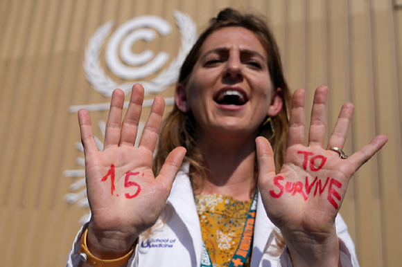 지난해 이집트에서 열린 COPP27에서 시위대가 “생존을 위한 1.5도”라고 쓴 손바닥을 보여주고 있다.  [사진=AP/뉴시스]