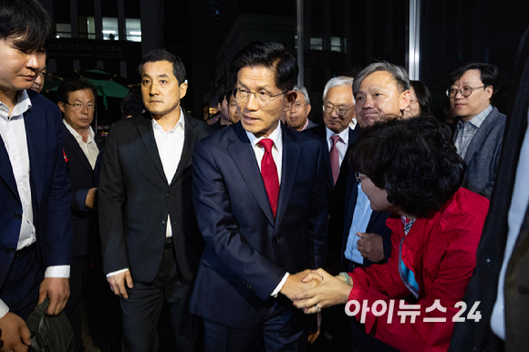 제21대 대통령 선거에서 이재명 더불어민주당 대선 후보의 당선이 확실시된 4일 새벽 김문수 국민의힘 대선후보가 기자회견을 하기 위해 서울 여의도 국민의힘 중앙당사로 들어서고 있다. [사진=정소희 기자]
