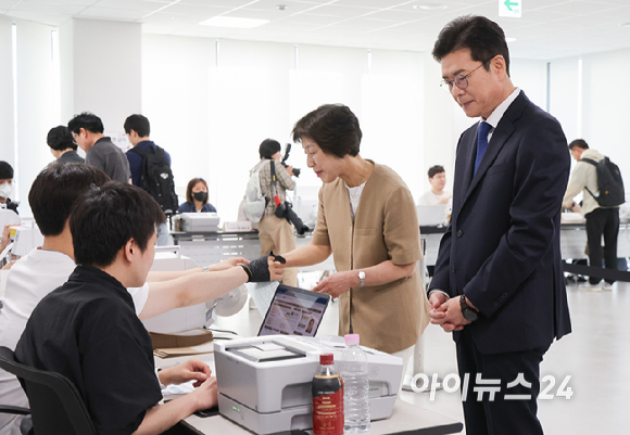 정원오 더불어민주당 서울시장 후보가 제9회 전국동시지방선거 사전투표 첫 날인 29일 오전 서울 중구 소공동행정복합청사에 마련된 사전투표소에서 투표하기 위해 대기하고 있다. [사진=곽영래 기자]